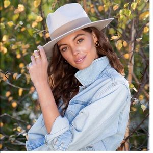 Teressa Foglia Lynn hat X Curateur